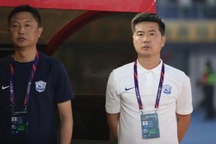 记者：三笘熏受伤赛后拄拐离开，能否参加亚洲杯存在疑问